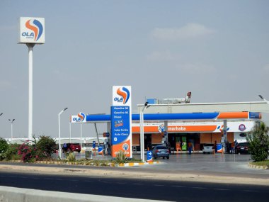 Kahire, Mısır, 9 Eylül 2022: OLA Enerji doğalgaz ve petrol istasyonu daha önce Oilibya 'da mavi bulutlu bir gökyüzü, OLA enerji grubunun bir benzin istasyonu ve içinde Marhaba pazarı vardı.