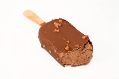 Çikolata çubuğu kaplanmış ve fındıklı koyu çikolata kaplı, çikolata aromalı dondurma kıtır kıtır çikolatalı ve kavrulmuş bademli, seçici odaklı.