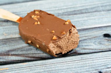 Çikolata çubuğu kaplanmış ve fındıklı koyu çikolata kaplı, çikolata aromalı dondurma kıtır kıtır çikolatalı ve kavrulmuş bademli, seçici odaklı.