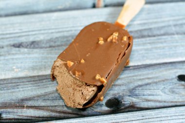 Çikolata çubuğu kaplanmış ve fındıklı koyu çikolata kaplı, çikolata aromalı dondurma kıtır kıtır çikolatalı ve kavrulmuş bademli, seçici odaklı.