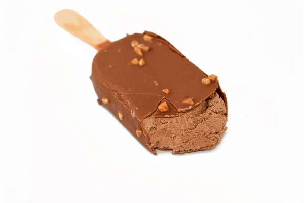 チョコレートアイスクリームスティックコーティングされ ナッツとダークチョコレートの層で覆われ 茶色のチョコレートクランチとローストアーモンド 選択的な焦点をクラックで豊かな風味のアイスクリーム — ストック写真
