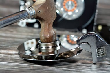 İngiliz anahtarı ve HDD plakalı çelik çekiç, hard disk parçalanmış bileşenler, bilgisayar bakımı, kurtarma, veri silme, veri öldürücü yazılım konsepti, seçici odaklanma