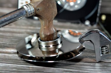 İngiliz anahtarı ve HDD plakalı çelik çekiç, hard disk parçalanmış bileşenler, bilgisayar bakımı, kurtarma, veri silme, veri öldürücü yazılım konsepti, seçici odaklanma