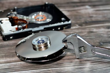 Ayarlanabilir anahtar ve HDD tabakları birlikte, sabit disk parçalanmış bileşenler, bilgisayar bakımı, kurtarma, veri silme, veri öldürücü yazılım konsepti, seçici odaklanma