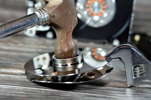 İngiliz anahtarı ve HDD plakalı çelik çekiç, hard disk parçalanmış bileşenler, bilgisayar bakımı, kurtarma, veri silme, veri öldürücü yazılım konsepti, seçici odaklanma