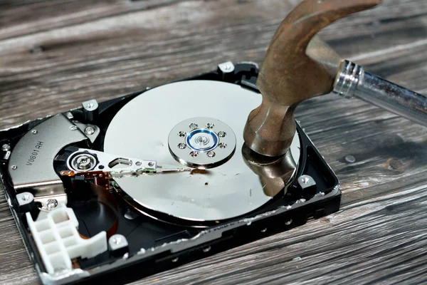 Ocelové Kladivo Hdd Destičkách Vřetenovém Motoru Diskový Disk Rozebrané Poškozené — Stock fotografie
