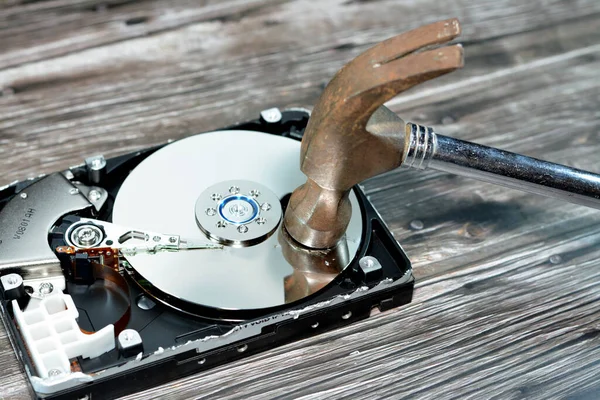 Ocelové Kladivo Hdd Destičkách Vřetenovém Motoru Diskový Disk Rozebrané Poškozené — Stock fotografie