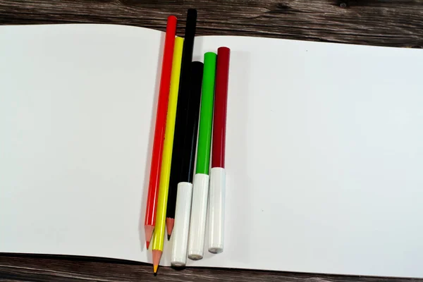絵画のための異なる色の水彩ペンと木製の鉛筆は 学校のコンセプト 学校用品や教育の背景に 選択的な焦点に戻って 木に隔離された白いスケッチを描くために — ストック写真