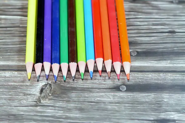 Lápices Madera Diferentes Colores Para Pintar Aislados Sobre Fondo Madera — Foto de Stock