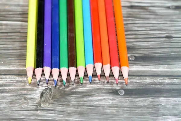 Drewna Kolor Ołówki Różnych Kolorach Malowania Izolowane Drewnianym Tle Powrotem — Zdjęcie stockowe