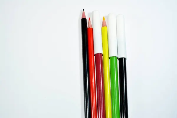 水彩笔和不同颜色的木制铅笔 用于在白色草图上孤立的绘画 回到学校概念 学习用品和教育背景 有选择地聚焦 — 图库照片