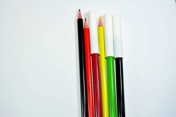 絵画のための異なる色の水彩ペンと木の鉛筆は 学校のコンセプト 学校用品や教育の背景 選択的な焦点に戻る — ストック写真