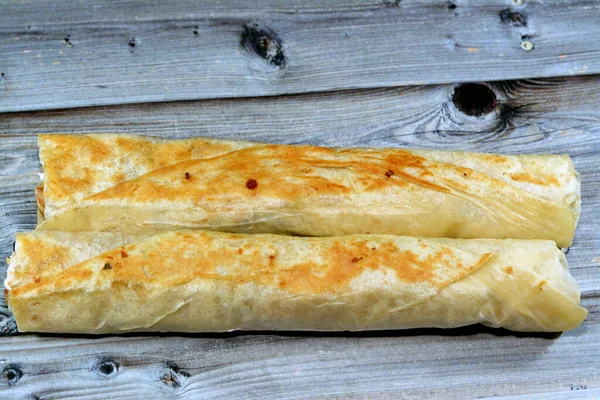 叙利亚菜谱背景 鸡肉沙拉或沙拉玉米饼包洋葱 西红柿 生菜和大蒜酱 叙利亚面包分离木制背景 有选择的焦点 — 图库照片
