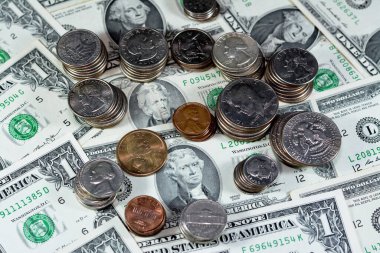 Antika eski Amerikan para geçmişi, Amerika Birleşik Devletleri dolar banknotları ve 1 cent, 5, 10, 25 çeyrek, 50 sent, yarım dolar ve bir dolar Amerikan sikkeleri yığını