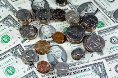 Antika eski Amerikan para geçmişi, Amerika Birleşik Devletleri dolar banknotları ve 1 cent, 5, 10, 25 çeyrek, 50 sent, yarım dolar ve bir dolar Amerikan sikkeleri yığını