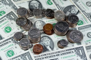 Antika eski Amerikan para geçmişi, Amerika Birleşik Devletleri dolar banknotları ve 1 cent, 5, 10, 25 çeyrek, 50 sent, yarım dolar ve bir dolar Amerikan sikkeleri yığını