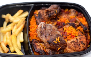 Izgara tavuk, uzun basmati pilavı ve patates kızartması, sığır eti eti, barbekü doğu katranı Kofta domates sosu ile servis ediliyor, Yemen usulü Mandi usulü ızgara tavuk, izole edilmiş ızgara.