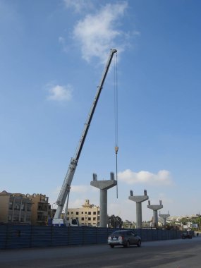 Kahire, Mısır, 14 Ekim 2022: Yeni Mısır 'ın gayrimenkul altyapılarından biri olan taşınabilir vinç ile halen yapım aşamasında olan Kahire raylı taşıma sisteminin inşaat sahası