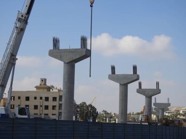 Kahire, Mısır, 14 Ekim 2022: Yeni Mısır 'ın gayrimenkul altyapılarından biri olan taşınabilir vinç ile halen yapım aşamasında olan Kahire raylı taşıma sisteminin inşaat sahası
