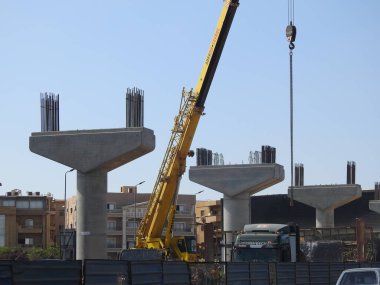 Kahire, Mısır, 14 Ekim 2022: Yeni Mısır 'ın gayrimenkul altyapılarından biri olan taşınabilir vinç ile halen yapım aşamasında olan Kahire raylı taşıma sisteminin inşaat sahası