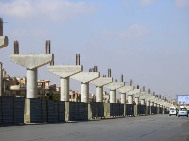 Kahire, Mısır, 14 Ekim 2022: Yeni Mısır 'ın gayrimenkul altyapılarından biri olan ve halen yapım aşamasında olan yeni Kahire raylı taşıma sisteminin inşaat sahası