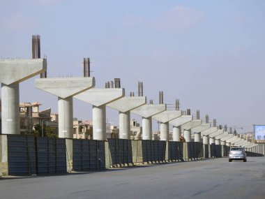 Kahire, Mısır, 14 Ekim 2022: Yeni Mısır 'ın gayrimenkul altyapılarından biri olan ve halen yapım aşamasında olan yeni Kahire raylı taşıma sisteminin inşaat sahası