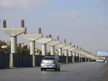 Kahire, Mısır, 14 Ekim 2022: Yeni Mısır 'ın gayrimenkul altyapılarından biri olan ve halen yapım aşamasında olan yeni Kahire raylı taşıma sisteminin inşaat sahası