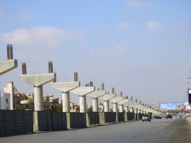 Kahire, Mısır, 14 Ekim 2022: Yeni Mısır 'ın gayrimenkul altyapılarından biri olan ve halen yapım aşamasında olan yeni Kahire raylı taşıma sisteminin inşaat sahası