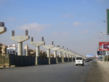 Kahire, Mısır, 14 Ekim 2022: Yeni Mısır 'ın gayrimenkul altyapılarından biri olan ve halen yapım aşamasında olan yeni Kahire raylı taşıma sisteminin inşaat sahası