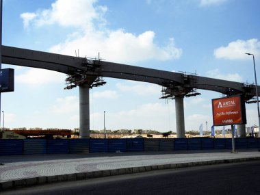 Kahire, Mısır, 14 Ekim 2022: Yeni Mısır 'ın gayrimenkul altyapılarından biri olan ve halen yapım aşamasında olan yeni Kahire raylı taşıma sisteminin inşaat sahası
