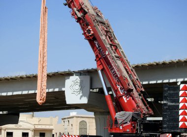 Kahire, Mısır, 14 Ekim 2022: Ağır mobil vinç ve işçiler, Mısır 'da yeni gayrimenkul projeleri ve altyapı, seçici odaklı yeni bir köprünün inşaatı devam ediyor
