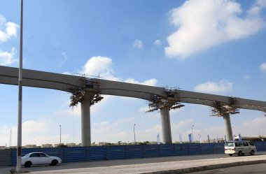 Kahire, Mısır, 14 Ekim 2022: Yeni Mısır 'ın gayrimenkul altyapılarından biri olan ve halen yapım aşamasında olan yeni Kahire raylı taşıma sisteminin inşaat sahası