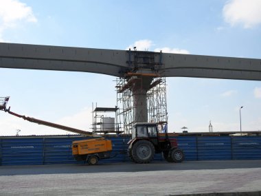 Kahire, Mısır, 14 Ekim 2022: Yeni Mısır 'ın gayrimenkul altyapılarından biri olan ve halen yapım aşamasında olan yeni Kahire raylı taşıma sisteminin inşaat sahası