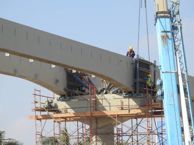 Kahire, Mısır, 14 Ekim 2022: Yeni Kahire raylı taşıma sisteminin inşaat sahası ağır mobil vinç ve işçilerin tamir ve montajı ile halen devam ediyor