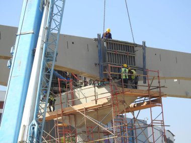 Kahire, Mısır, 14 Ekim 2022: Yeni Kahire raylı taşıma sisteminin inşaat sahası ağır mobil vinç ve işçilerin tamir ve montajı ile halen devam ediyor