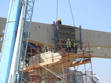 Kahire, Mısır, 14 Ekim 2022: Yeni Kahire raylı taşıma sisteminin inşaat sahası ağır mobil vinç ve işçilerin tamir ve montajı ile halen devam ediyor