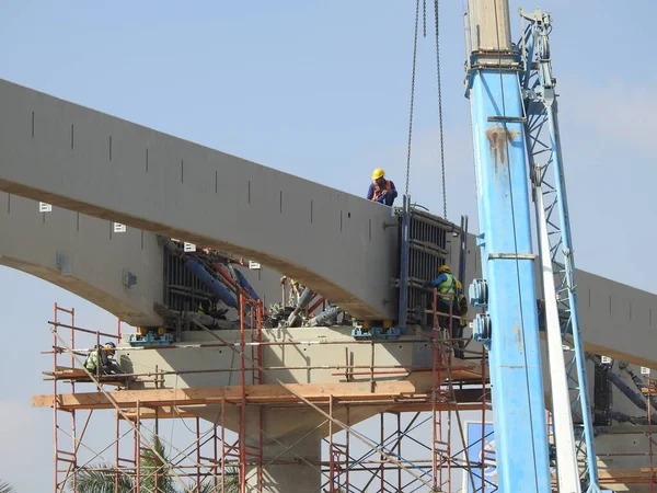 2022年10月14日 埃及开罗 新的开罗单轨高架运输系统的建筑工地 该系统仍在建造中 配有重型移动起重机 工人们正在固定和安装物体 — 图库照片
