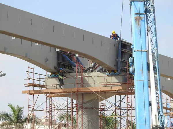 2022年10月14日 埃及开罗 新的开罗单轨高架运输系统的建筑工地 该系统仍在建造中 配有重型移动起重机 工人们正在固定和安装物体 — 图库照片