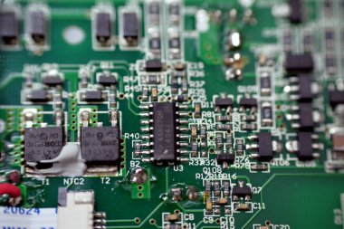 Kahire, Mısır, 13 Ekim 2022: Basılı devre kartı PCB, basılı kablo panosu PWB, elektrik ve elektronik mühendislikte elektronik bileşenleri birbirine bağlamak için kullanılan bir ortam.