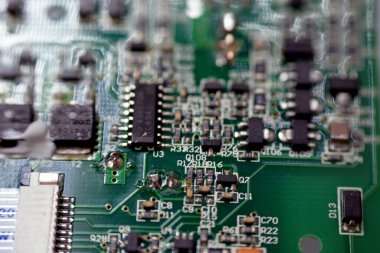 Kahire, Mısır, 13 Ekim 2022: Basılı devre kartı PCB, basılı kablo panosu PWB, elektrik ve elektronik mühendislikte elektronik bileşenleri birbirine bağlamak için kullanılan bir ortam.