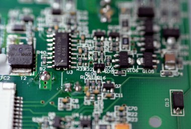 Kahire, Mısır, 13 Ekim 2022: Basılı devre kartı PCB, basılı kablo panosu PWB, elektrik ve elektronik mühendislikte elektronik bileşenleri birbirine bağlamak için kullanılan bir ortam.