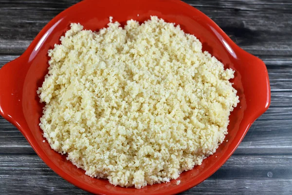 圧延デュラム小麦セモリナの小さな蒸し顆粒のアラビア料理は 砂糖と一般的な モロッコ アルジェリア チュニジア リビア エジプトで人気のある コソシ クスキ またはKseksuと呼ばれる — ストック写真