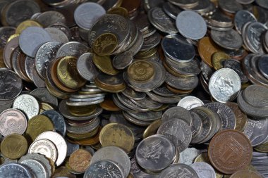 Dünyanın farklı ülkelerinden gelen eski para yığınları, çeşitli ülkelerden gelen antika eski para yığınları, bozuk para arka planı, seçici para seti odağı