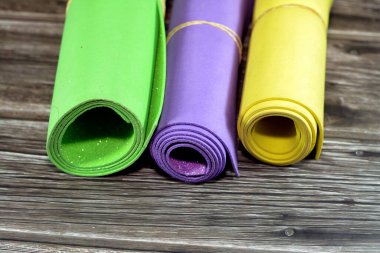 Parlak renkli Eva köpük çarşafları, renkli karton, kauçuk ped, okul sanatları ve el sanatları için sünger kağıtları, çocuklar için renkli okul yönetim kurulu, okula dönüş konsepti.