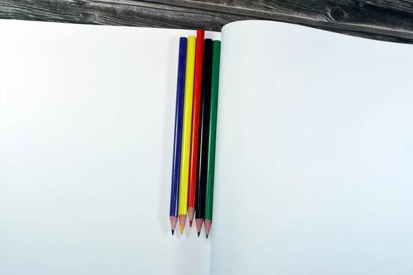 木の上に分離された白い絵のスケッチのための異なる色の木製の鉛筆 学校の概念に戻る 学校の供給と教育の背景 選択的な焦点 — ストック写真