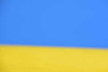 Mavi ve sarı mercan gradyan renk arkaplanının soyut bir karışımı. Ürün tanıtım sitesi, tasarım, arkaplan ve duvar kağıtları için boş uzay stüdyosu odası var.