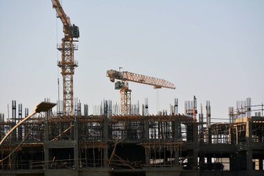 Giza, Mısır, 16 Ekim 2022: Zed şehrinin seçici odak noktası olan vinç kuleleri ve makineleri ile Mısır 'da yeni bir yüksek konut inşaatı şehrinin yeni bir inşaat sahası