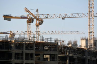 Giza, Mısır, 16 Ekim 2022: Zed şehrinin seçici odak noktası olan vinç kuleleri ve makineleri ile Mısır 'da yeni bir yüksek konut inşaatı şehrinin yeni bir inşaat sahası