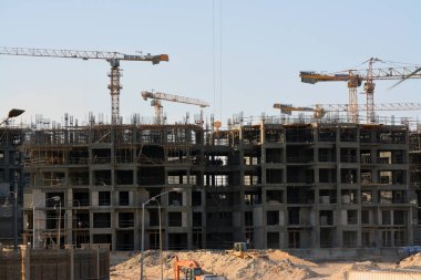 Giza, Mısır, 16 Ekim 2022: Zed şehrinin seçici odak noktası olan vinç kuleleri ve makineleri ile Mısır 'da yeni bir yüksek konut inşaatı şehrinin yeni bir inşaat sahası