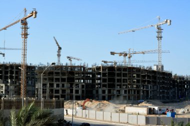 Giza, Mısır, 16 Ekim 2022: Zed şehrinin seçici odak noktası olan vinç kuleleri ve makineleri ile Mısır 'da yeni bir yüksek konut inşaatı şehrinin yeni bir inşaat sahası